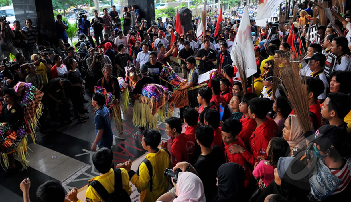 Sejumlah Pengunjuk rasa mengelar aksi damai dukung KPK di depan Gedung Komisi Pemberantas an Korupsi (KPK), Jakarta (16/2/2015). (Liputan6.com/Faisal R Syam)