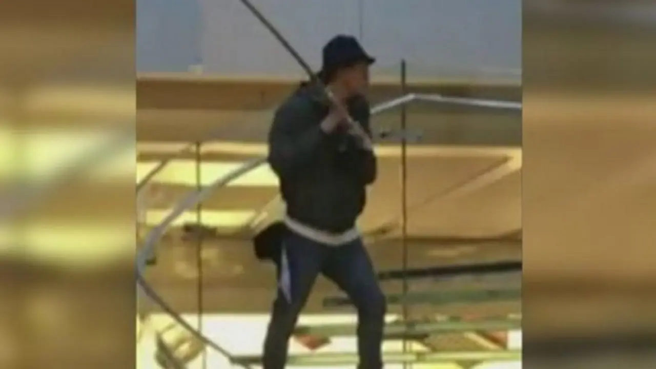 Pria Berpedang Katana Hebohkan Apple Store