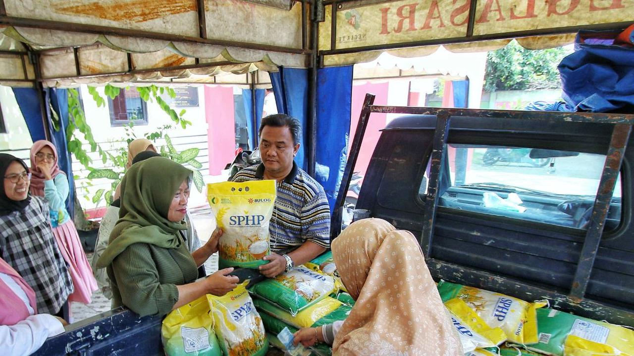 Pemerintah menugaskan Perum Bulog untuk menyalurkan beras SPHP dengan harga jual sesuai HET di tingat konsumen.