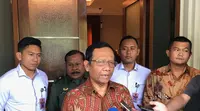 Menteri Koordinator Bidang Politik Hukum dan Keamanan (Polhukam), Mahfud MD Saat Diwawancarai di Kantor Kemenko Polhukam, Jakarta, Senin (20/2/2020). (Foto: Delvira Hutabarat/Liputan6.com)