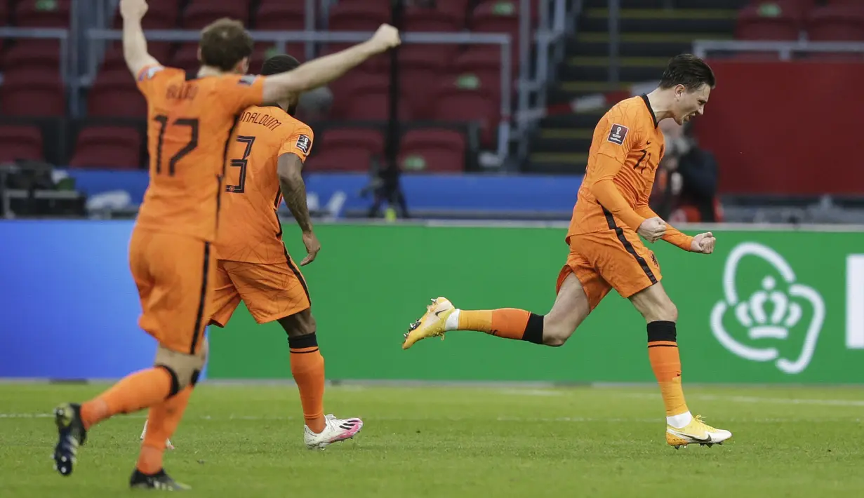 Penyerang Belanda, Steven Berghuis melakukan selebrasi usai mencetak gol ke gawang Latvia dalam lanjutan Kualifikasi Piala Dunia 2022 zona Eropa Grup G di Johan Cruyff ArenA, Minggu (28/3/2021). Belanda menang atas Latvia 2-0. (AP Photo/Peter Dejong)
