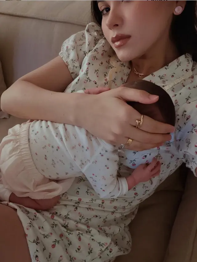 Alyssa Daguise pakai perhiasaan. [@alyssadaguise]