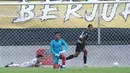 <p>Pemain Dewa United, Alex Martins Ferreira melakukan selebrasi setelah mencetak gol ke gawang Arema FC pada laga pekan pertama BRI Liga 1 2023/2024 antara Dewa United melawan Arema FC di Stadion Indomilk, Tangerang, Minggu (02/07/2023). (Bola.com/Bagaskara Lazuardi)</p>