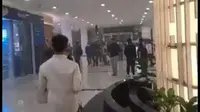 Kebakaran terjadi di Mal Senayan City (Sency), Kamis (20/4/2023) malam. (foto tangkapan layar dari video yang beredar di media sosial)