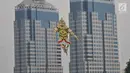 Sebuah layang-layang terbang selama pameran India-Indonesia Kite Exhibition di Monas, Jakarta, Rabu (30/5). Pameran ini merupakan bagian dari perayaan 70 tahun diplomasi India-Indonesia. (Merdeka.com/Iqbal S. Nugroho)