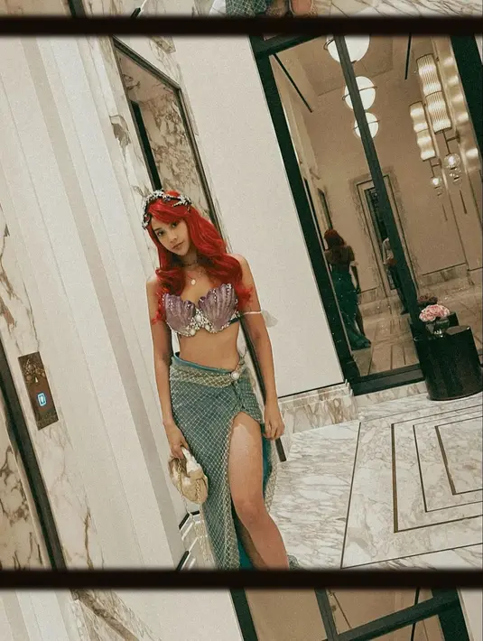 Anya Geraldine mengenakan kostum mermaid dari Bubah Alfian. "thankyou kak @bubahalfian for the costume," tulisnya pada IG Story. (Instagram/anyageraldine)