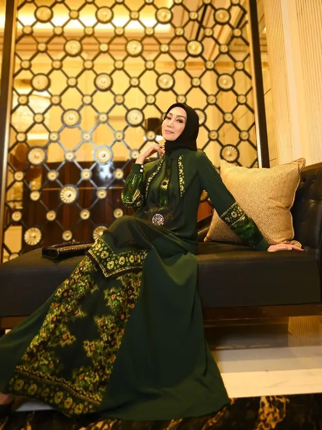 Mayra Indonesia mempersembahkan 11 Gamis Batik di Hari Batik Nasional/dok. Mayra Indonesia
