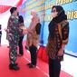 Panglima TNI Marsekal Hadi Tjahjanto menyerahkan kunci rumah untuk keluarga prajurit KRI Nanggala 402. (Istimewa)