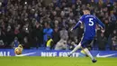 Pemain Chelsea Jorginho mencetak gol ke gawang Leeds United lewat tendangan penalti pada pertandingan sepak bola Liga Inggris di Stadion Stamford Bridge, London, Inggris, 11 Desember 2021. Chelsea menang 3-2. (AP Photo/Matt Dunham)