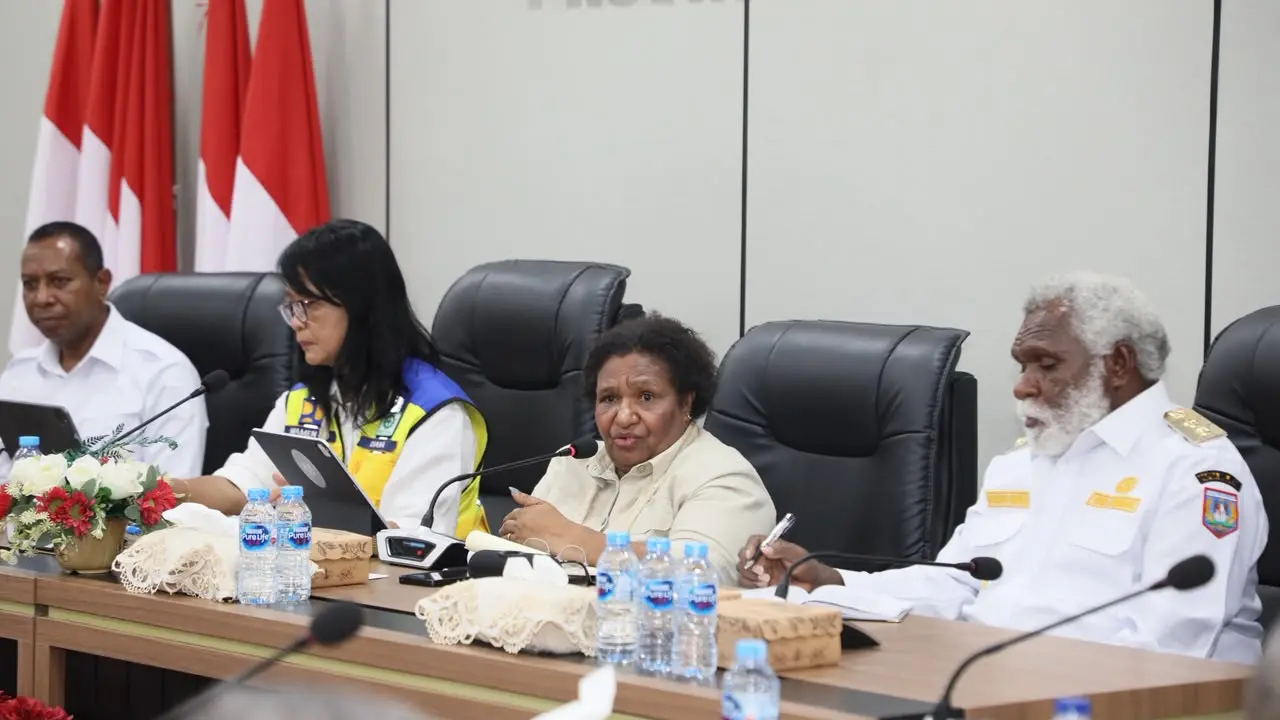 Wakil Menteri Dalam Negeri (Wamendagri) Ribka Haluk saat Rapat Koordinasi (Rakor) bersama Wakil Menteri Pekerjaan Umum (PU) dan Forum Koordinasi Pimpinan Daerah (Forkopimda) Provinsi Papua Selatan di Kantor Gubernur Papua Selatan, Kabupaten Merauke, Rabu