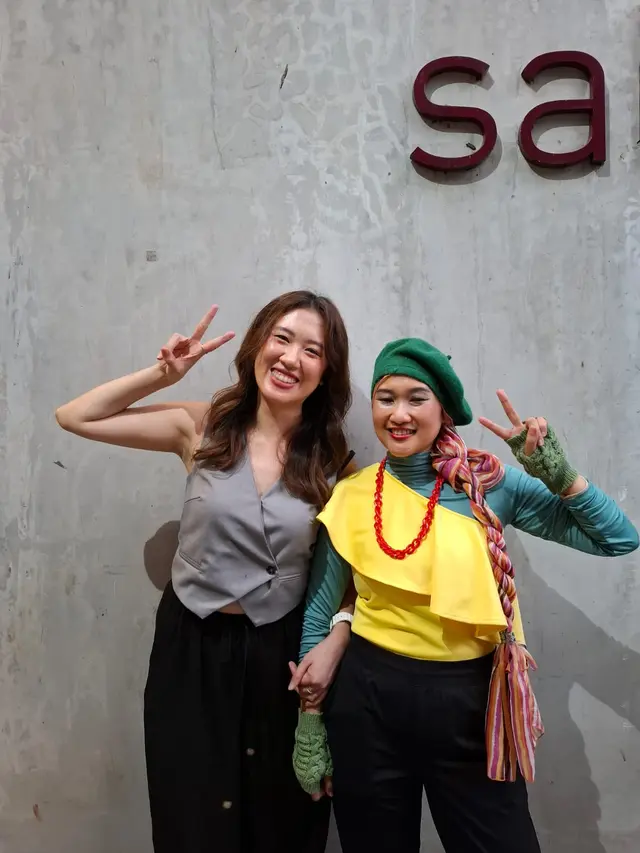 Art Director Basinga! The Musical, Bernice Nikki, bersama Seruni.
