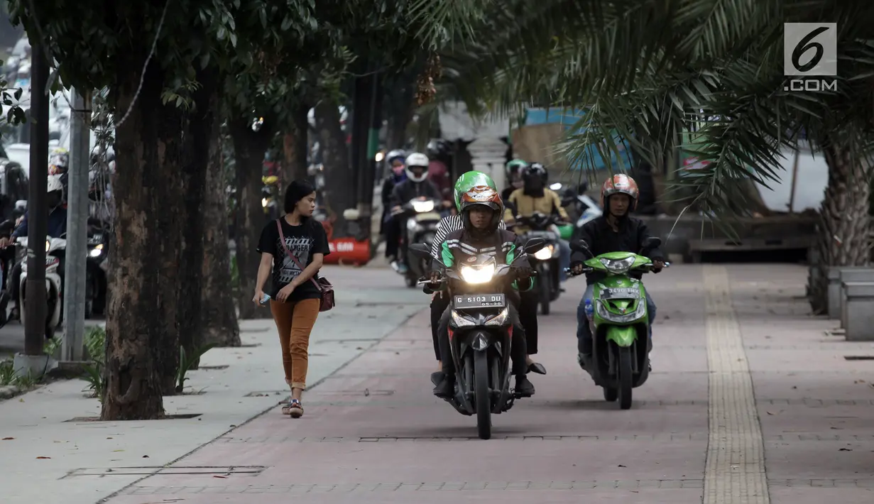 <p>Sejumlah pengendara sepeda motor nekat menaiki jalur trotoar untuk menghindari kemacetan di Jalan Casablanca, Jakarta, Senin (8/1) (Liputan6.com/Arya Manggala Nuswantoro)</p>