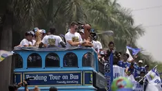 Pemain Persib diatas Bus Bandung Tour on Bus (Bandros) dalam Pawai Persib Juara Piala Presiden saat start dari Kota Baru Parahyangan, Bandung, Minggu (25/10/2015). (Bola.com/Nick Hanoatubun)