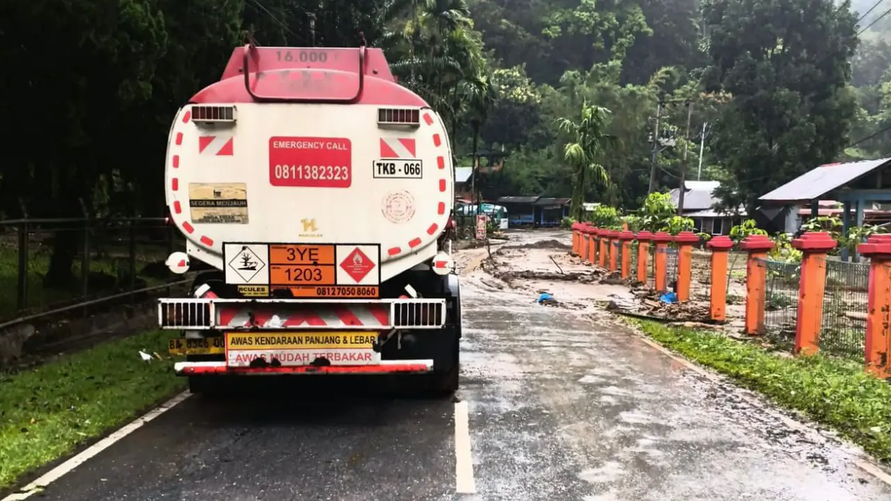 Para Awak Mobil Tangki (AMT) Elnusa Petrofin memastikan BBM tetap tiba di SPBU dan fasilitas layanan publik di tengah bencana banjir dan tanag longsor. (Dok ELSA)