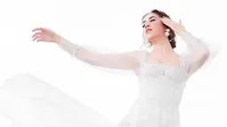 Sebagai model, wanita yang saat ini sudah berusia 26 tahun ini kerap menuai pujian. Apalagi dalam pemotretannya, ia mengenakan gaun serba putih yang membuat penampilannya makin stunning dan mencuri perhatian. (Liputan6.com/IG/@babyjvnc)