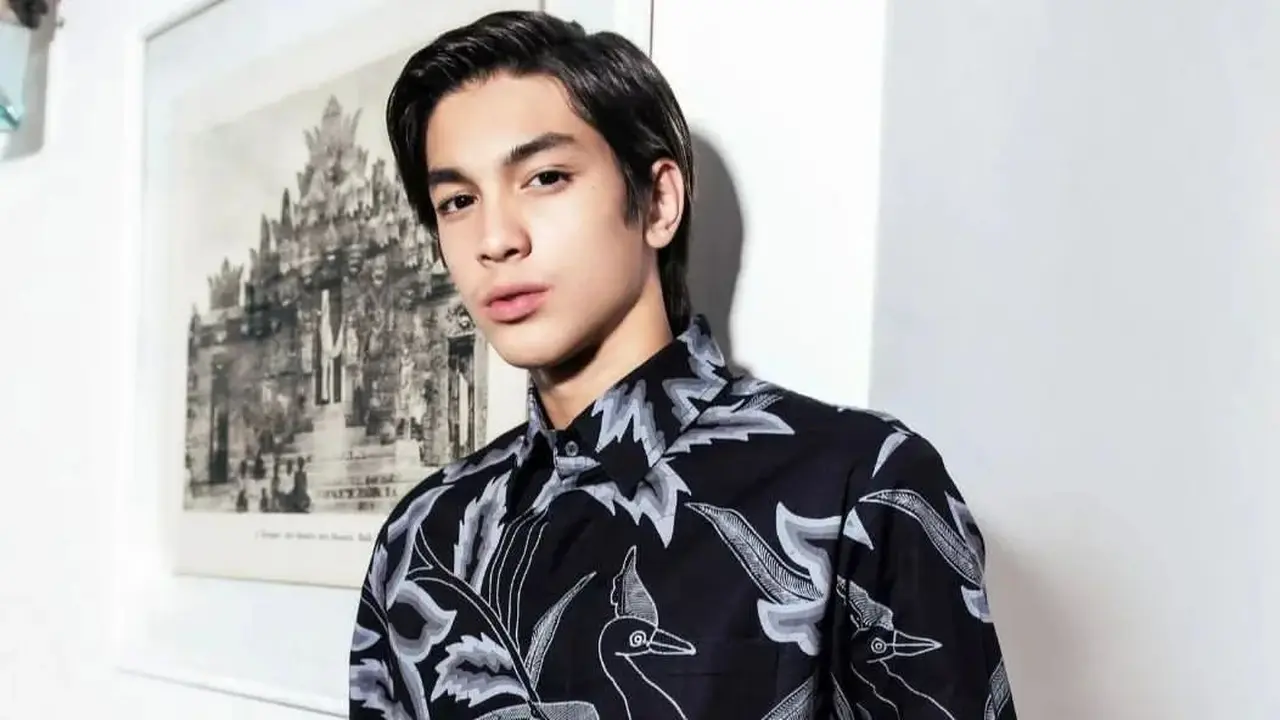 7 Pemotretan Eddy Meijer, Putra Maudy Koesnaedy dengan Busana Batik yang Menawan