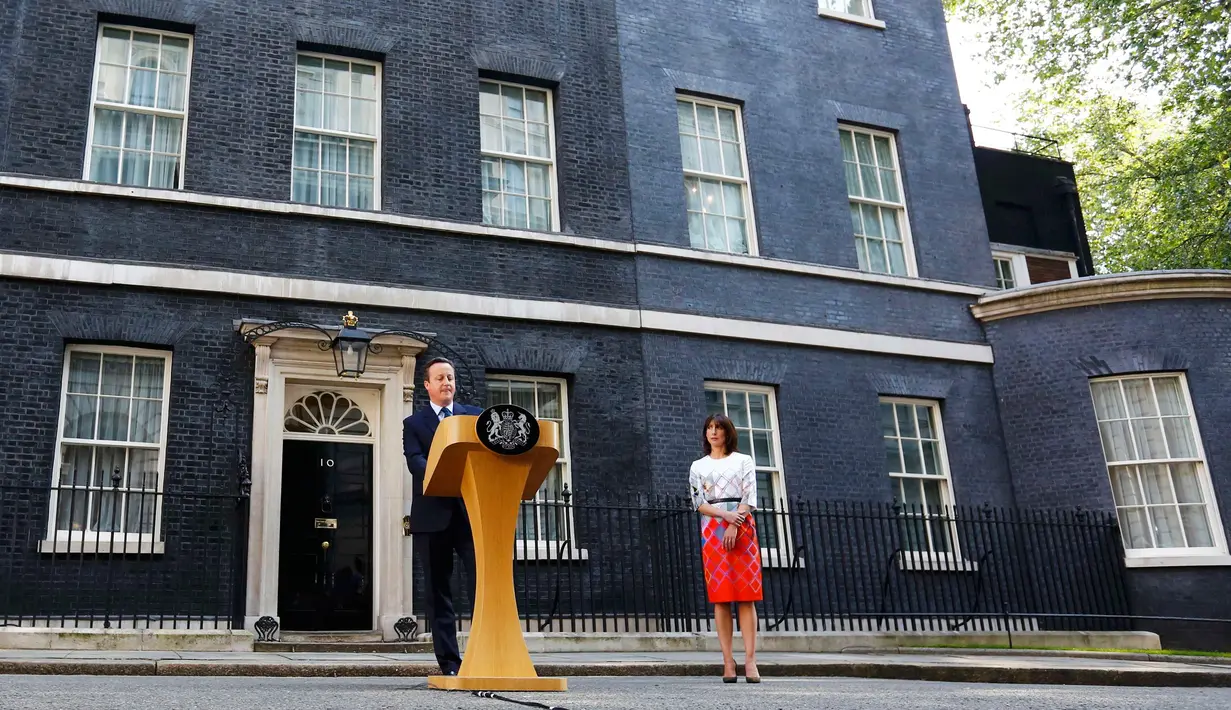 PM Inggris David Cameron didampingi istrinya, Samantha memberi pernyataan di 10 Downing Street, London, Jumat (24/6). David Cameron menyatakan mengundurkan diri usai referendum Brexit yang memastikan Inggris keluar dari Uni Eropa. (REUTERS/Stefan Wermuth)