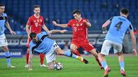 Robert Lewandowski turut menyumbangkan satu gol ketika Bayern Munchen mengalahkan Lazio pada leg 1 babak 16 besar Liga Champions 2020/2021, Rabu dini hari WIB. (Alberto PIZZOLI / AFP)