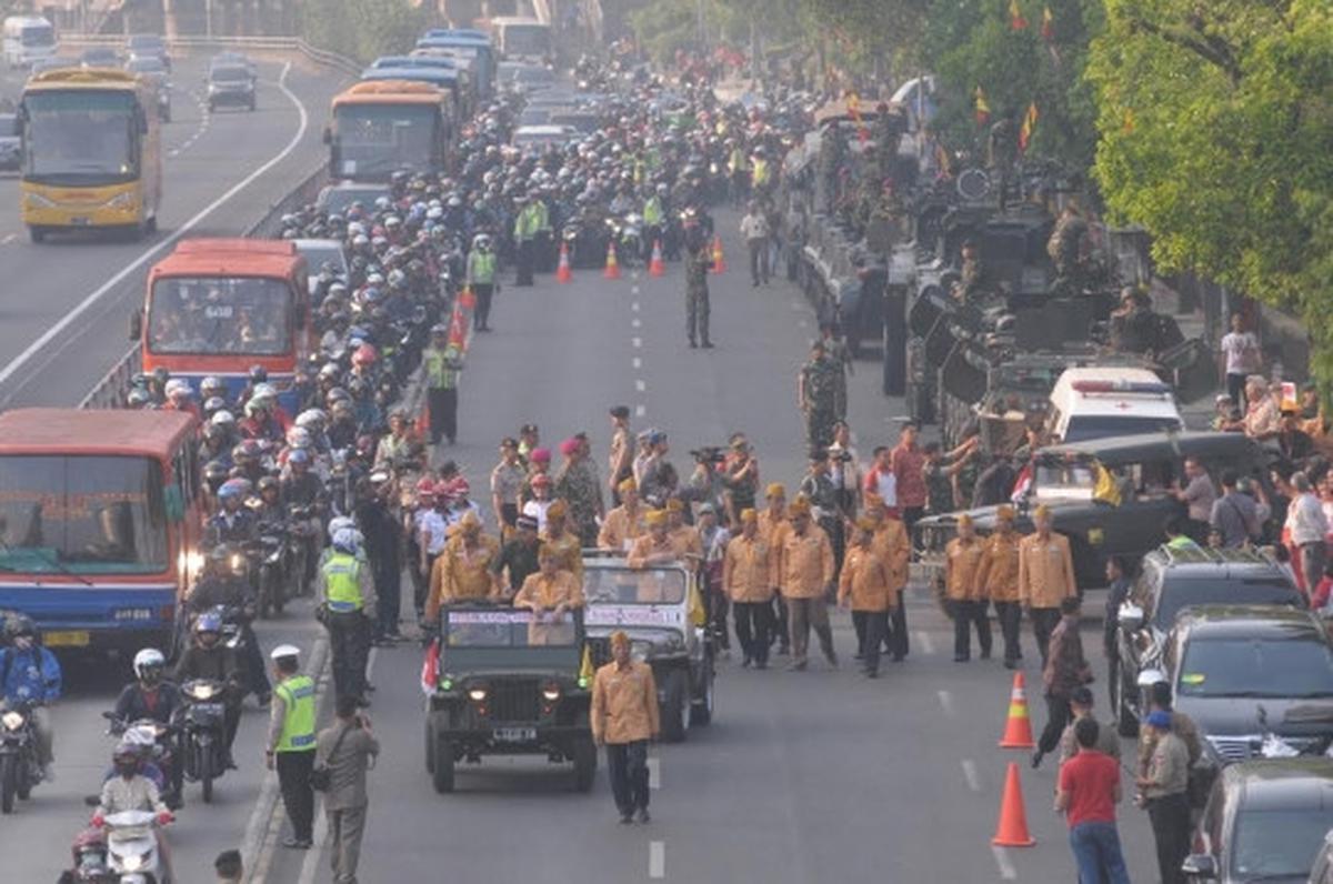 Semarak pawai Hari Veteran, bekas pejuang bawa bambu runcing