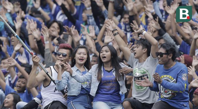 Bobotoh Persib saat pertandingan melawan Arema FC pada laga persahabatan di Stadion GBLA, Bandung, Minggu (18/3/2018). Persib menang 2-1 atas Arema. (Bola.com/M Iqbal Ichsan)