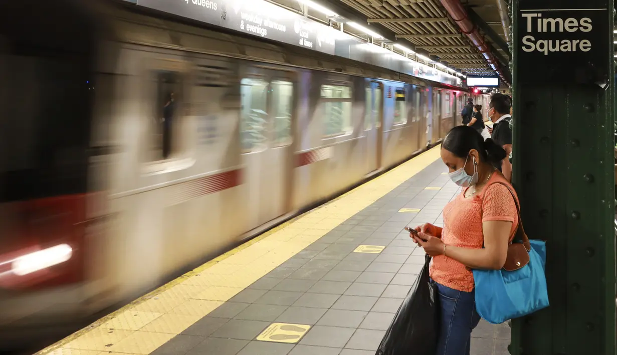 Warga menunggu kereta bawah tanah dengan menjaga jarak sosial di sebuah stasiun di Manhattan, New York, Amerika Serikat, Senin (8/6/2020). Usai menjalani karantina wilayah (lockdown) selama hampir tiga bulan, New York City memasuki fase pertama pembukaan kembali pada 8 Juni 2020. (Xinhua/Wang Ying)