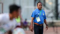 Pelatih kepala PSIM Yogyakarta, Kas Hartadi pada laga lanjutan Grup B Pegadaian Liga 2 2023/2024 antara FC Bekasi City melawan PSIM Yogyakarta di Stadion Singaperbangsa, Kabupaten Karawang, Jawa Barat, Senin (06/11/2023). (Bola.com/Bagaskara Lazuardi)