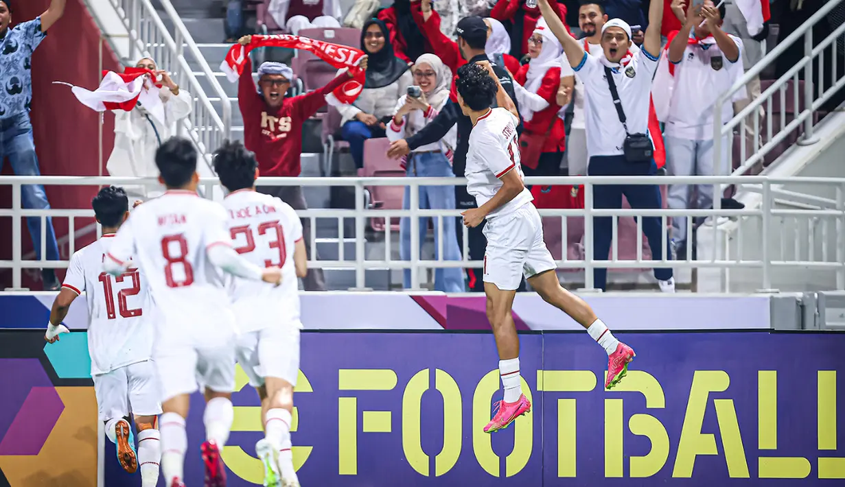 Pemain Timnas Indonesia U-23, Rafael Struick (kanan) melakukan selebrasi setelah mencetak gol ke gawang Korea Selatan U-23 pada laga perempat final Piala Asia U-23 2024 di Abdullah bin Nasser bin Khalifa Stadium, Qatar, Jumat (26/04/2024) WIB. (Dok. AFC)