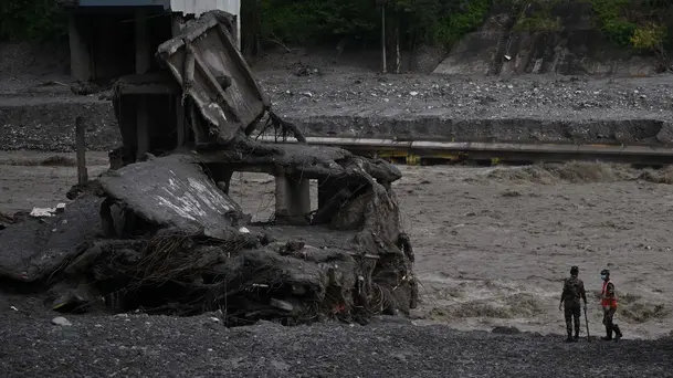 Tim Penyelamat Nepal Terus Sisir Lokasi Banjir Bandang