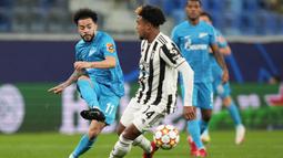 Zenit mengancam Juventus terlebih dahulu pada menit ke-18. Tembakan Claudinho (kiri) usai menerima umpan dari Malcom masih dapat diselamatkan kiper Juventus, Wojciech Szczesny. (AP/Dmitry Lovetsky)