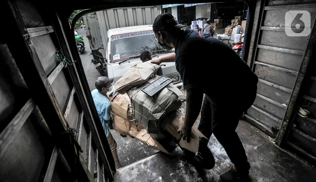 Pekerja memasukkan sepeda motor ke dalam truk sebelum dikirim melalui jasa ekspedisi kereta di Jalan Bungur Raya, Senen, Jakarta, Senin (3/5/2021). Memasuki H-10 Idul Fitri, jasa pengiriman paket barang dan sepeda motor via ekspedisi kereta api mengalami peningkatan. (merdeka.com/Iqbal S. Nugroho)