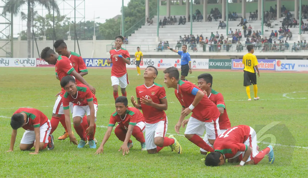 Pemain Timnas U-16 merayakan selebrasi usai mencetak gol ke gawang Semen Padang U-16 pada laga uji coba di Stadion Singaperbangsa, Jawa Barat, Senin (9/3/2015). Timnas U-16 bermain imbang 4-4 dengan Semen Padang U-16. (Liputan6.com/Herman Zakharia)