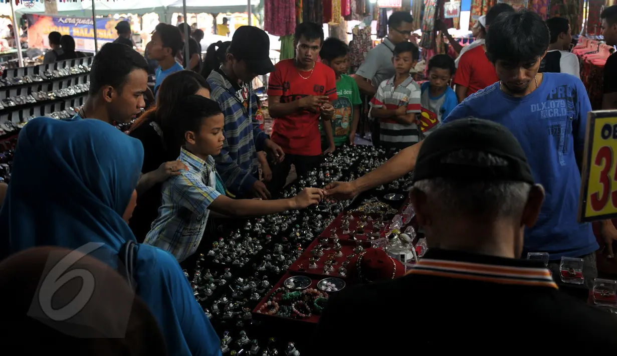 Pengunjung tampak melihat stan batu akik di arena Pekan Raya Jakarta (PRJ), Senayan, Jakarta, Selasa (2/6/2015). PRJ Senayan yang diikuti oleh 800 UKM tersebut dibuka dari 30 Mei-5 Juni mendatang. (Liputan6.com/Johan Tallo)  