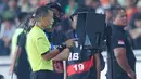 Wasit Candra memerika VAR saat pertandingan Persija Jakarta kontra saat melawan Dewa United pada laga pekan kelima BRI Liga 1 2024/2025 di Stadion Utama Gelora Bung Karno, Jakarta, Senin (16/9/2024). (Bola.com/M Iqbal Ichsan)