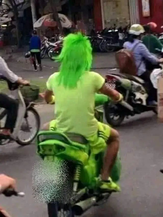 10 Outfit Nyeleneh Pengendara Motor di Jalan, Punya Tulisan Lucu Hingga Mirip Karakter Anime