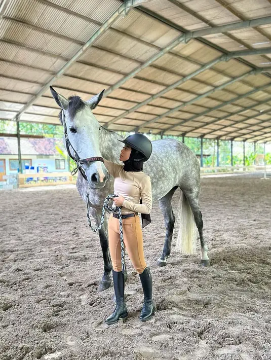 Lesti Kejora yang belum lama ini jajal olahraga berkuda tampil dengan baju berwarna krem yang dipadukan celana panjang warna senada dan boots hitam. [Foto: Instagram].