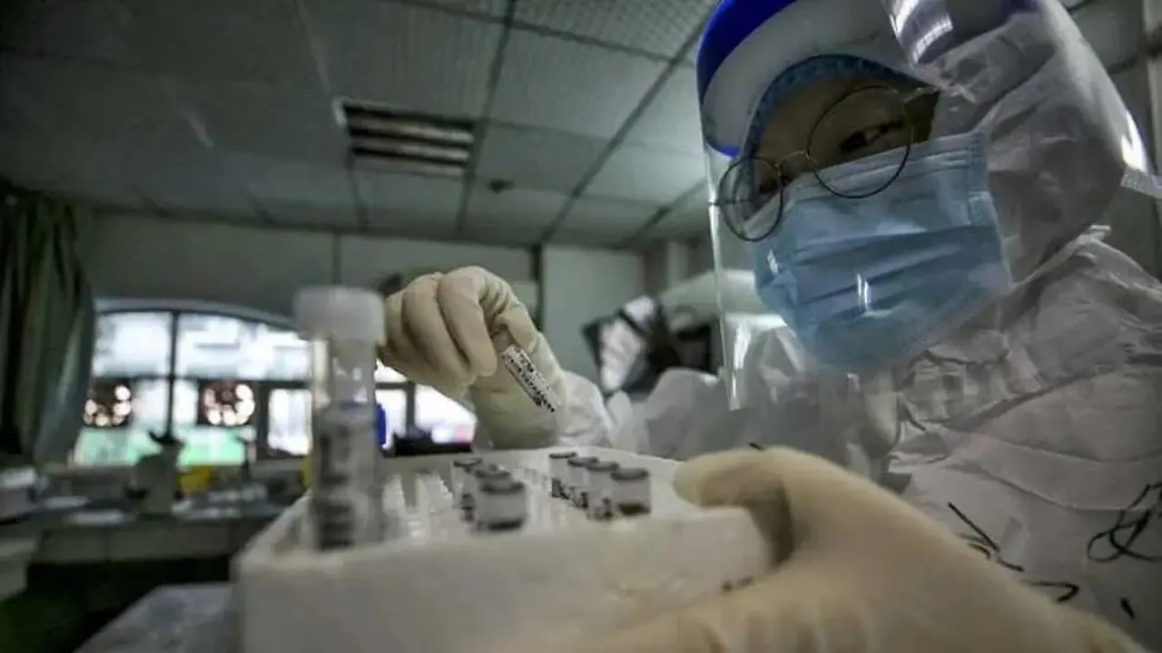 File foto yang diambil pada 10 Maret 2020 menunjukkan seorang anggota staf medis memegang sampel dari pasien yang terinfeksi oleh Virus Corona baru sebelum tes asam nukleat di Rumah Sakit Palang Merah di Wuhan di provinsi Hubei tengah China.