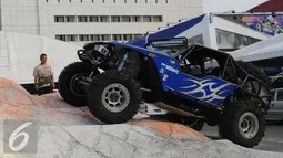 Proses loading mobil offroad peserta pameran Indonesia Internasional Motor Show 2015 di JIExpo Kemayoran, Jakarta, Selasa (18/8/2015). Sekitar 50-an brand mobil ternama akan ramaikan IIMS 2015. (Liputan6.com/Helmi Fithriansyah)