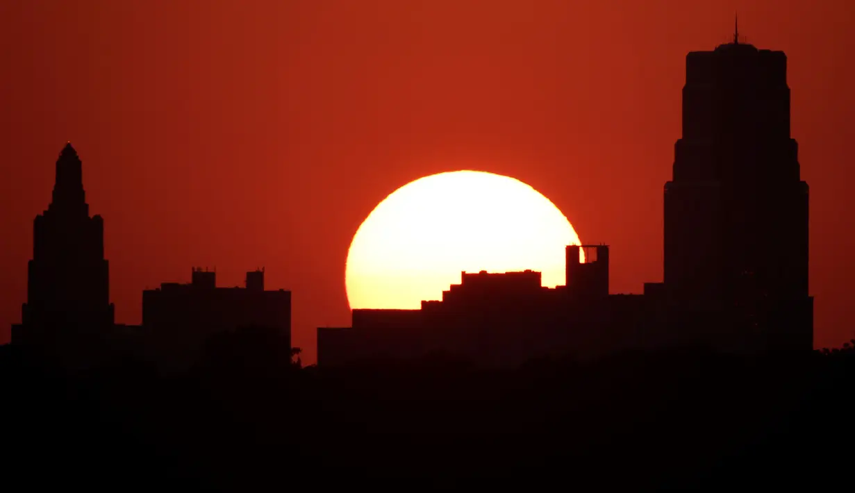 Downtown Kansas City di Missouri berdiri di langit saat matahari terbenam pada  8 Juli 2020. (AP Photo / Charlie Riedel)