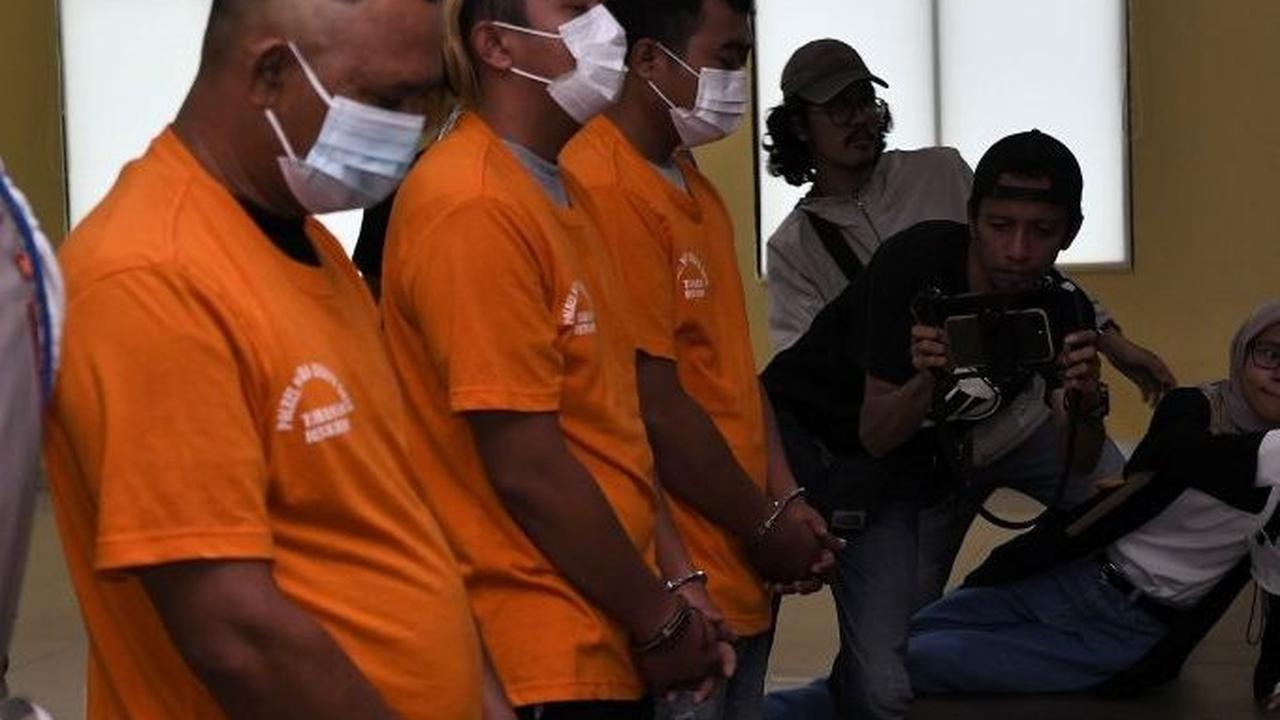 Tiga tersangka kasus bensin campur air saat dihadirkan kepada wartawan dalam rilis kasus di Mapolres Bekasi Kota, Jawa Barat, Rabu (27/3/2024). Foto: merdeka.com / Imam Buhori