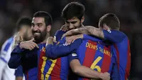 Para pemain Barcelona merayakan gol Paco Alcacer saat melawan Hercules pada laga Copa del Rey di Camp Nou, Barcelona,  (21/12/2016). Barcelona menang 7-0.  (AP/Manu Fernandez)