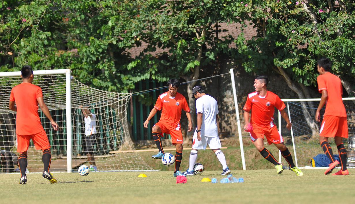 Suasana latihan Persija yang serius tapi santai di Lapangan Kusuma Agrowisata, Batu, Malang, Rabu (4/11/2015). (Bola.com/Kevin Setiawan)