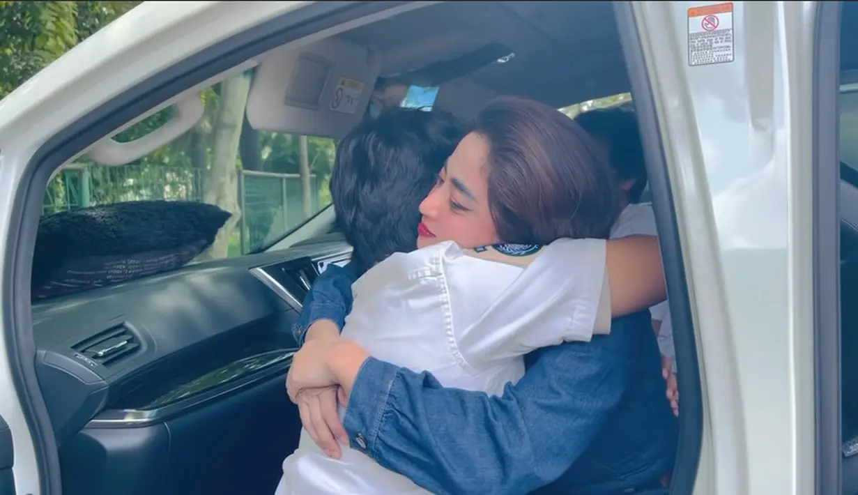 Dewi Perssik dan Gabriel (Youtube/DEWI PERSSIK)