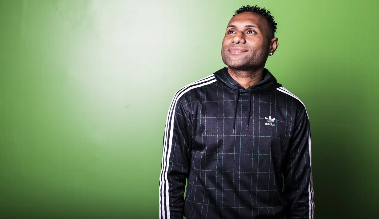 Pemain Persipura Jayapura, Titus Bonai, saat hadir pada Indonesian Soccer Awards 2019 di Studio Indosiar, Jakarta, Jumat (10/12). Acara ini diadakan oleh Indosiar bersama APPI. (Bola.com/Yoppy Renato)