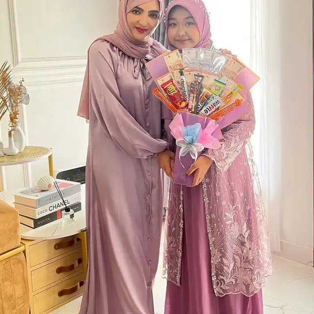 Potret 6 Artis Hadiri Momen Kelulusan Anak Angkat, Penuh Rasa Bangga