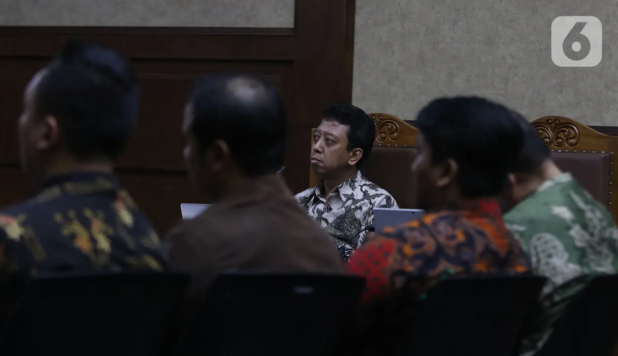 Terdakwa kasus suap jual beli jabatan di lingkungan Kementerian Agama Romahurmuziy menyimak keterangan saksi dalam sidang lanjutan di Pengadilan Tipikor, Jakarta, Rabu (6/11/2019). Persidangan tersebut mendengarkan keterangan lima saksi yang dihadirkan JPU KPK. (Liputan6.com/Herman Zakharia)
