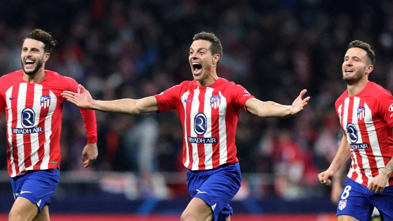 Atletico Madrid memastikan diri lolos ke babak perempat final atau 8 besar Liga Champions 2023/2024. Tim berjuluk Los Rojiblancos itu berhasil mengalahkan Inter Milan secara dramatis lewat adu penalti dalam leg kedua babak 16 besar Liga Champions di&nbsp;