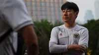 Pelatih Timnas Indonesia, Shin Tae-yong, memimpin latihan di area Gelora Bung Karno, Kamis (26/5/2022) sore WIB.&nbsp;(Bola.com/Bagaskara Lazuardi)