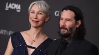 Aktor Keanu Reeves dan Alexandra Grant menghadiri red carpet LACMA Art + Film di Los Angeles, 2 November 2019. Keanu Reeves akhirnya tampil di depan umum dengan seorang pacar setelah tak pernah terdengar memiliki hubungan serius dengan wanita selama 35 tahun berkarier. (Jordan Strauss/Invision/AP)