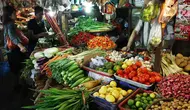 Pembeli membeli sayuran di pasar, Jakarta, Jumat (6/10). Dari data BPS inflasi pada September 2017 sebesar 0,13 persen. Angka tersebut mengalami kenaikan signifikan karena sebelumnya di Agustus 2017 deflasi 0,07 persen. (Liputan6.com/Angga Yuniar)