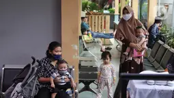 Orangtua menunggu mendapat layanan imunisasi untuk bayinya di Puskesmas Karawaci Baru, Tangerang, Banten, Rabu (13/5/2020). Pelayanan imunisai sesuai jadwal ini diberikan kepada bayi untuk menambah kekebalan imun tubuh. (Liputan6.com/Angga Yuniar)